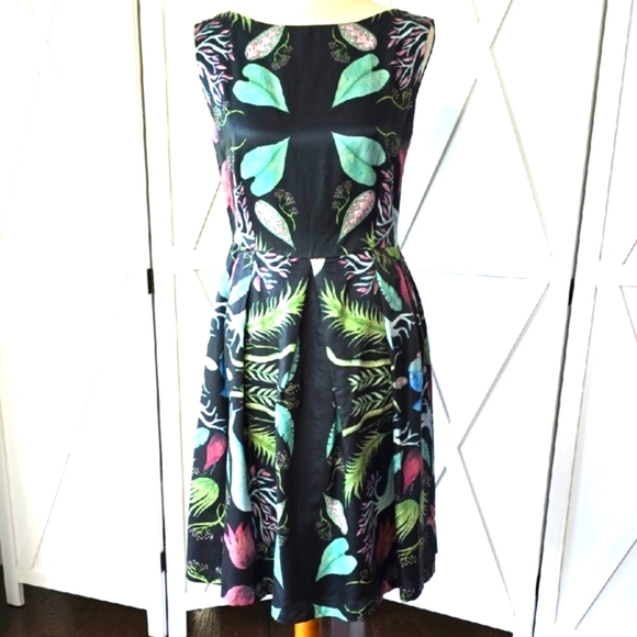Floral Sleeveless Dress - Black and Green - Picture 2 of 14